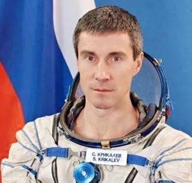 1991年，苏联一名宇航员刚飞上太空，国家解体了。他被丢在太空上311天。当他好