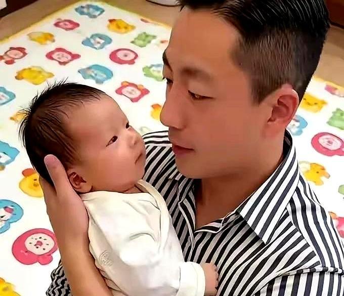 以前汪小菲晒娃恨不得打八百层码。现在他直接怼脸拍。镜头里儿子睫毛根根分明，