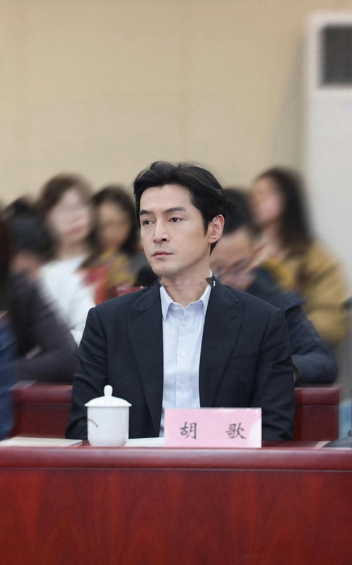 1.胡歌不会对那个初恋女友有什么回应的，毕竟他已经结婚生子了，但凡有一点回应，肯
