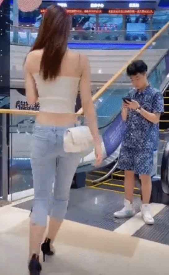 你要干嘛，想非礼我...女孩去商场，只顾低头看手机，错把下梯当上梯，被男孩拦住