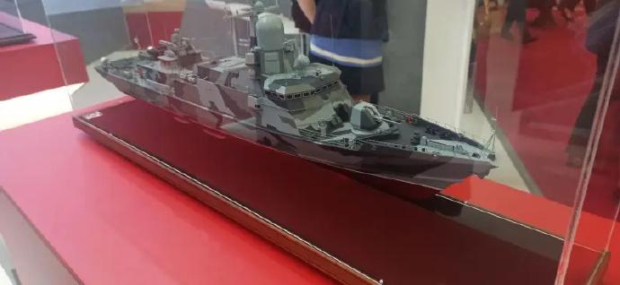 “军队-2024”上展出的基于22800型导弹护卫舰改进的新型反潜舰模型该型