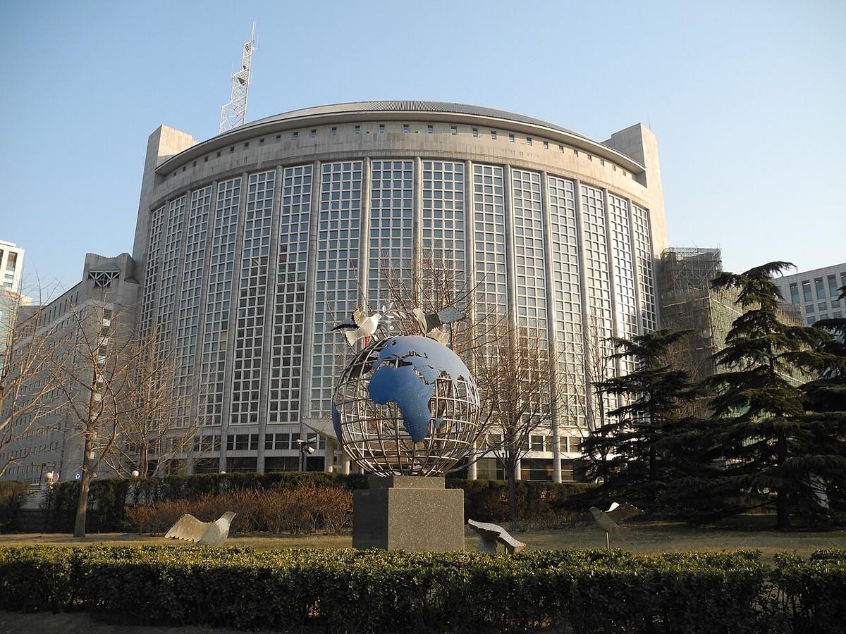 中国为什么不结盟？因为中国自己就搞得定，谁要是敢和中国冒皮皮，中国自己就能弄死他
