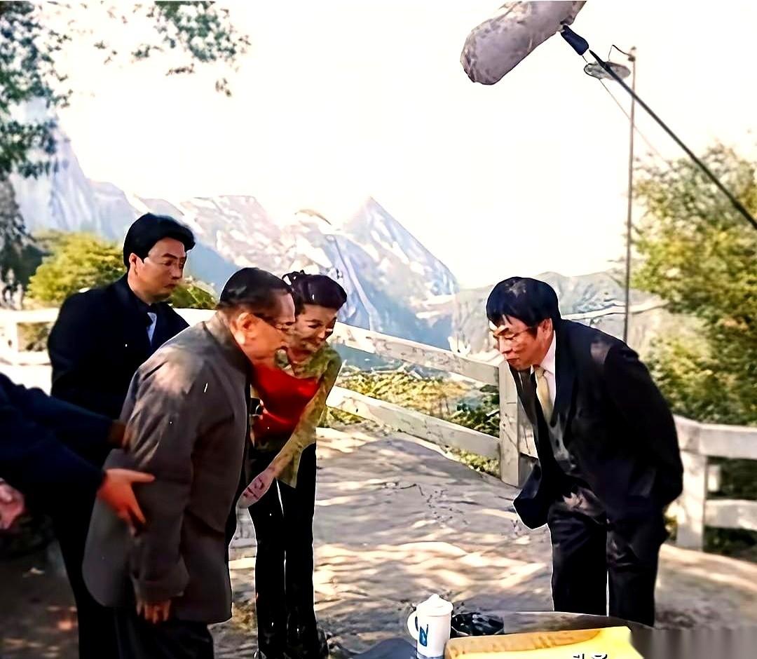 我天，看到那张老照片，我愣了半天。金庸，那个写尽了天下英雄、江湖规矩的查先生，