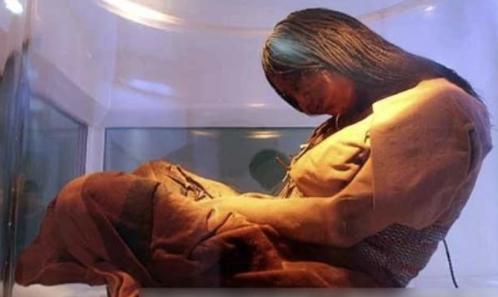 1999年，考古队登上6700米山峰后，竟然发现冰室中坐着一名年轻的少女，他们大