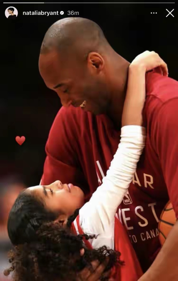 洛杉矶湖人队科比大女儿发文缅怀nba点赞成金科比大女儿娜塔利亚在父亲科比与妹妹