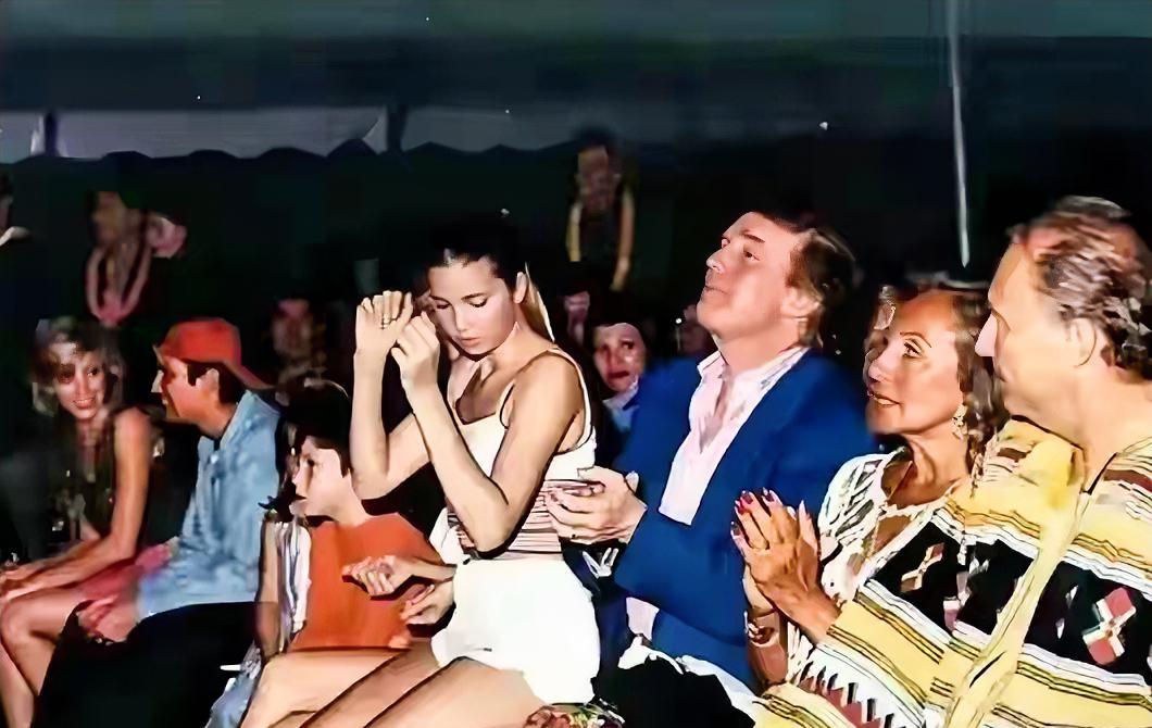 15岁，她在父亲腿上听演唱会，镁光灯捕捉每一帧。你看到的是天伦之乐，但真正的故