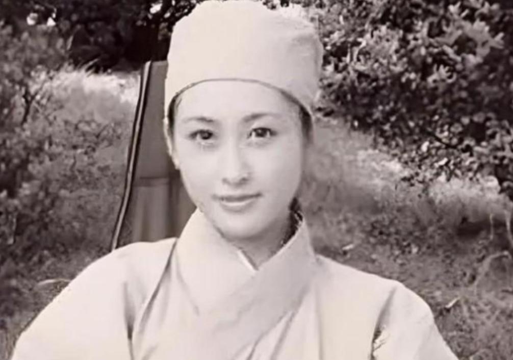 1950年，一次剿匪战斗中，一战士发现一名尼姑的身形非常丰满，于是多留意了一下。