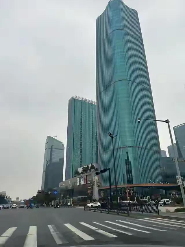 义乌世贸中心，浙中第一高楼，项目位于义乌福田经融商务区最核心区域。总建筑面积48