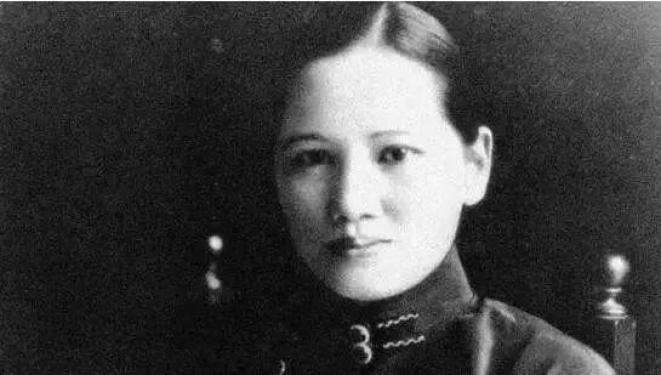 19岁守寡终身未嫁，她无亲生子女，却倾尽心血启蒙抚养了幼年的周恩来她嫁进周家，
