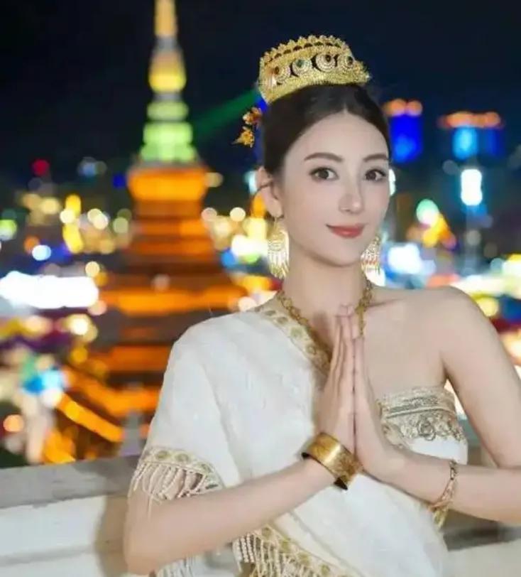 38岁的方媛怀三胎仍风采不减，近日她赴西双版纳，身着傣族服饰拍摄写真。6个月的孕