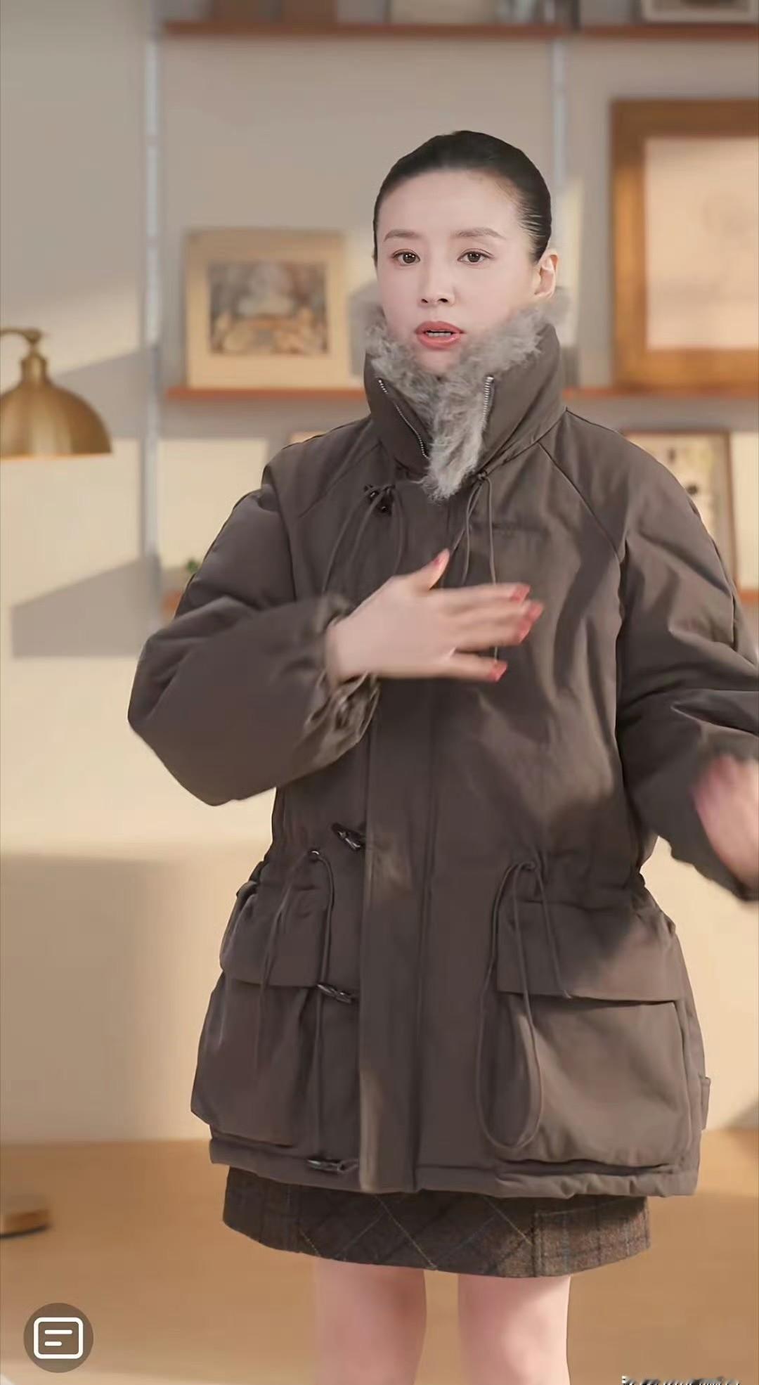 别的带货主播都在声嘶力竭喊“321上链接”，董洁就在那安安静静坐着，甚至连个大美