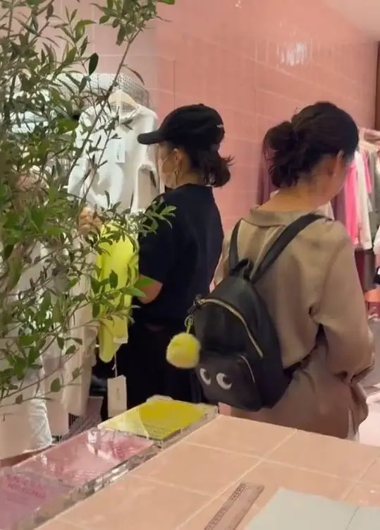 46岁章子怡带女儿醒醒购物被偶遇
