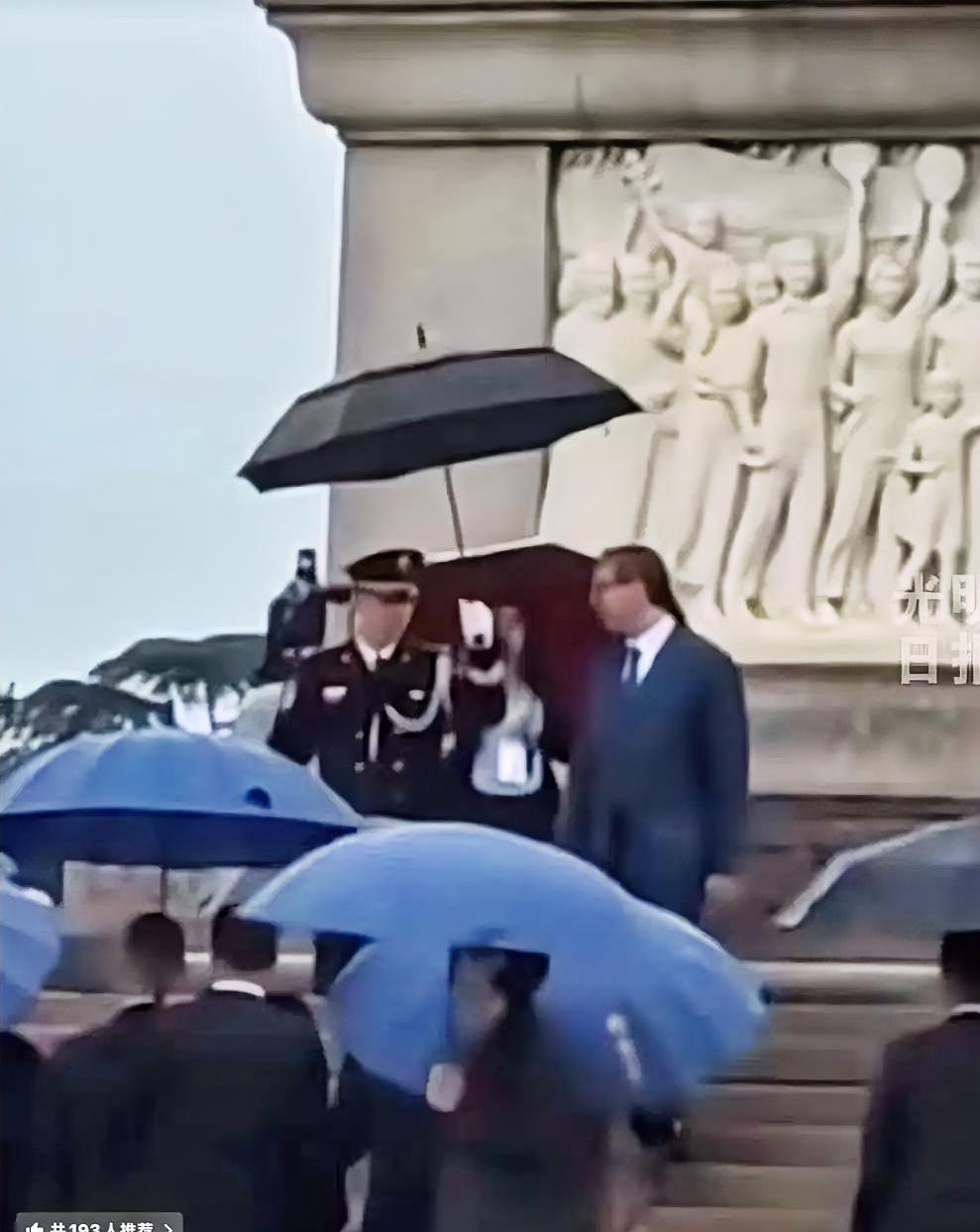 武契奇访华，最感动国人的，不是登上八达岭长城，而是冒雨向人民英雄纪念碑敬献花