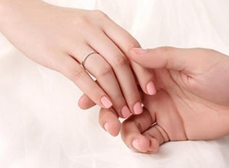 26岁妈妈生产后行为异常, 遭到丈夫训斥后, 所做的事吓坏众人!