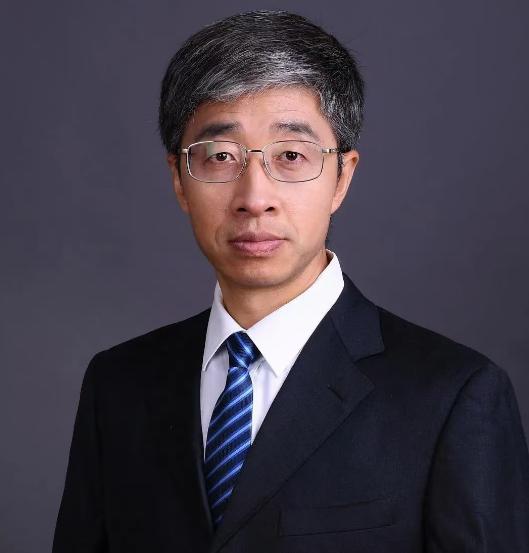 没想到一夜之间火了！北师大副教授陈志新，因为自己的课没有被教务处排上，但又不想浪