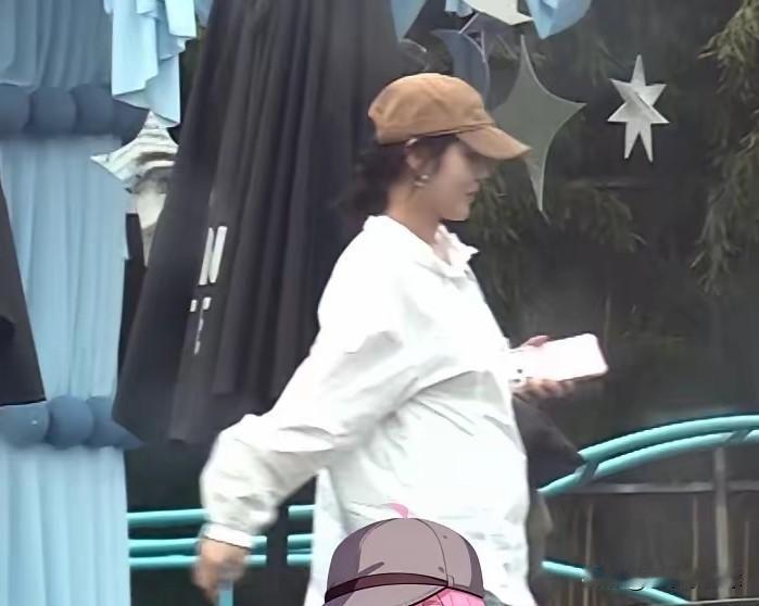 近日，张佳宁外出时被拍到，头戴帽子，穿着宽松白上衣，小腹显得微微隆起，随即引发网