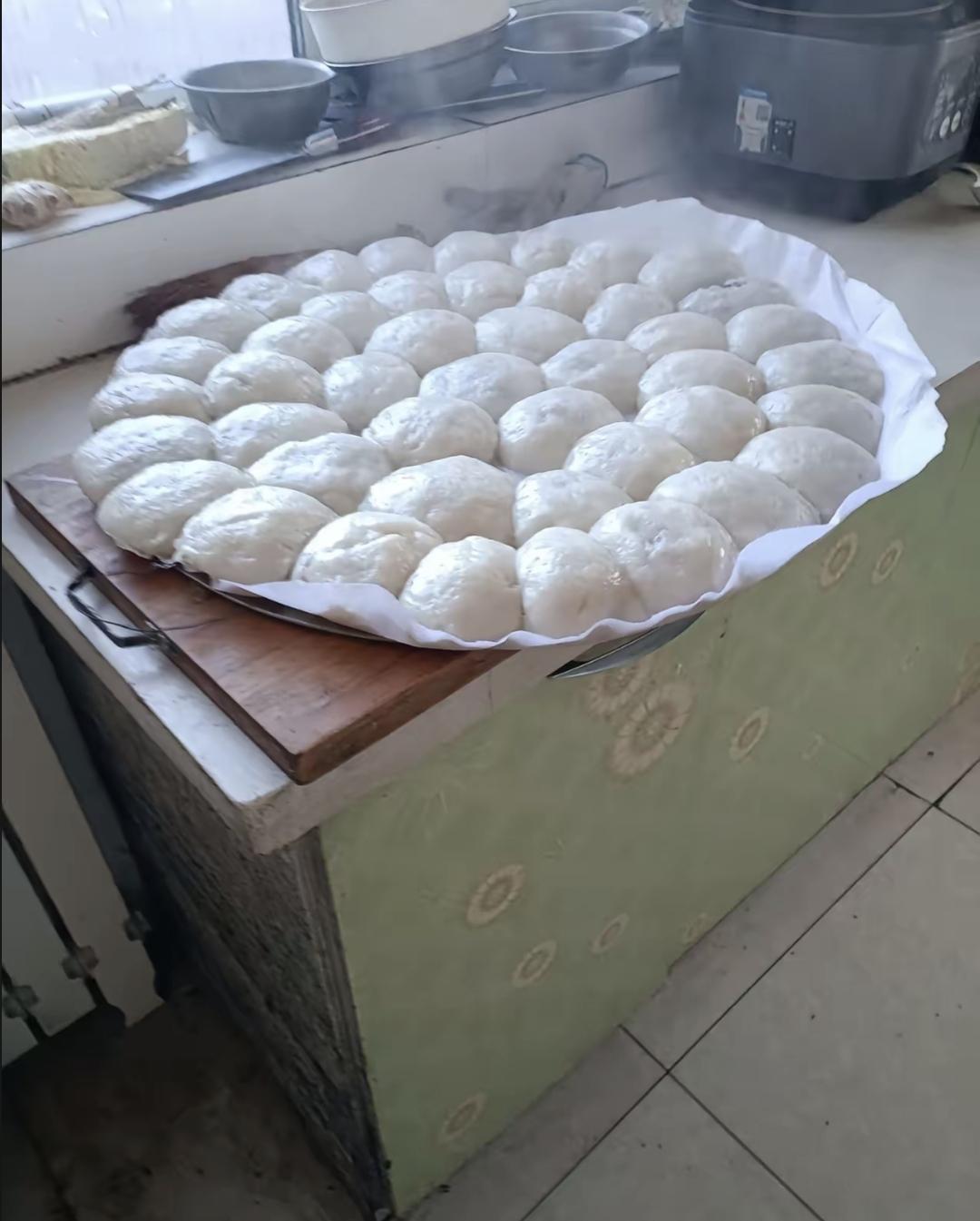 我婆婆就是这样，说好不蒸豆包了，结果一回家，三锅热乎的摆在那。我和老公前两天明明