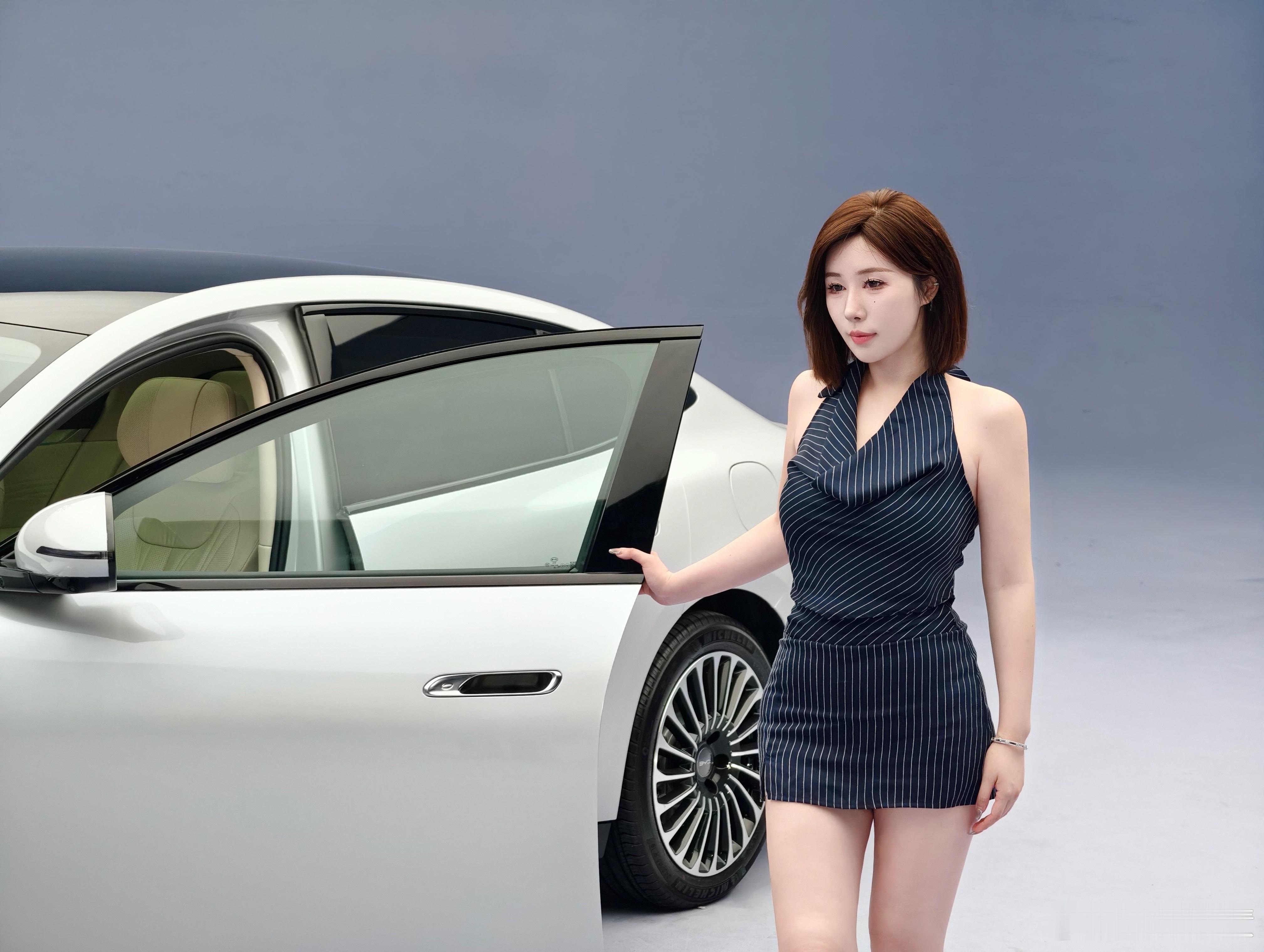 不知道啊当时摄影师让我跟车门手牵手