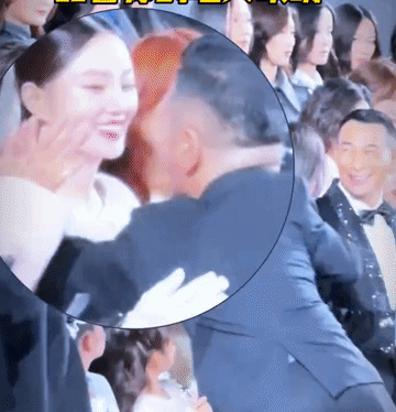 吓死甜馨宝宝了，也不知道是无意还是有心，设计师张帅就在甜馨儿的眼跟前和孩儿的妈亲