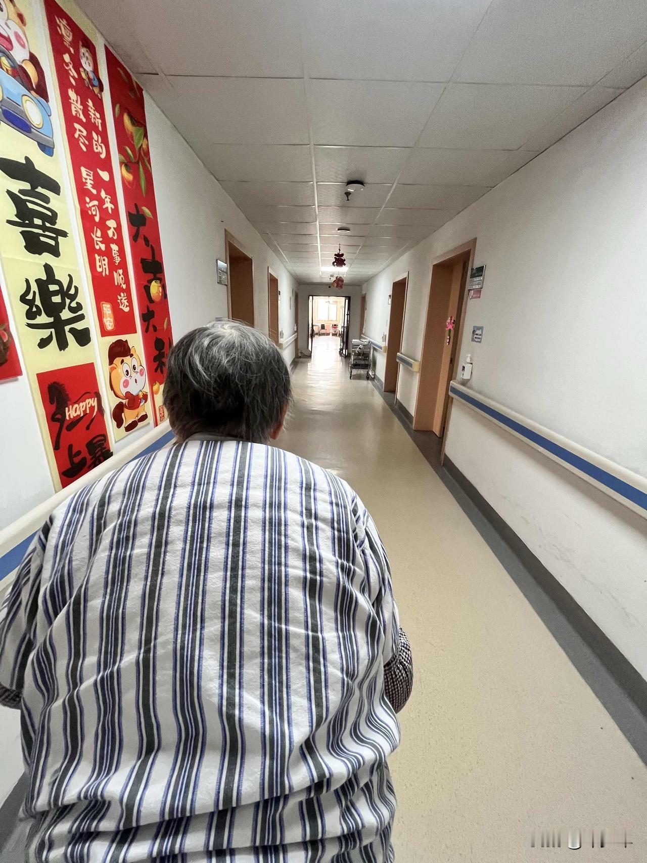 上星期我们护理院突然接到上海医保局通知，两人间床位费不再报销了，意味着原先40-