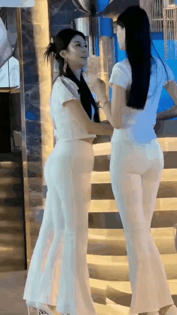 当你欣赏或羡慕她们青春貌美的时候，说明你已经不再年轻了