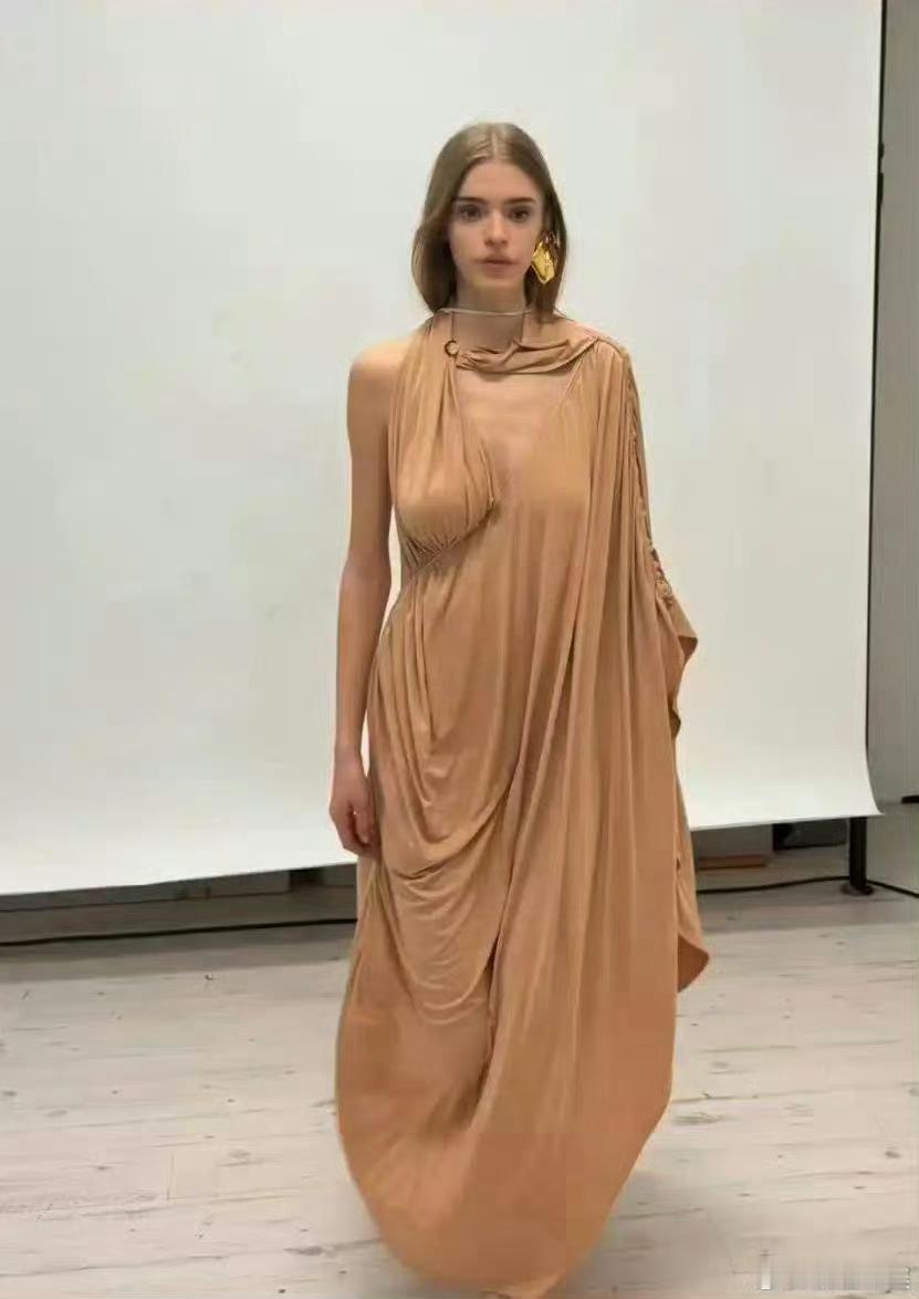是我不懂时尚了。。这个衣服设计的莫名其妙