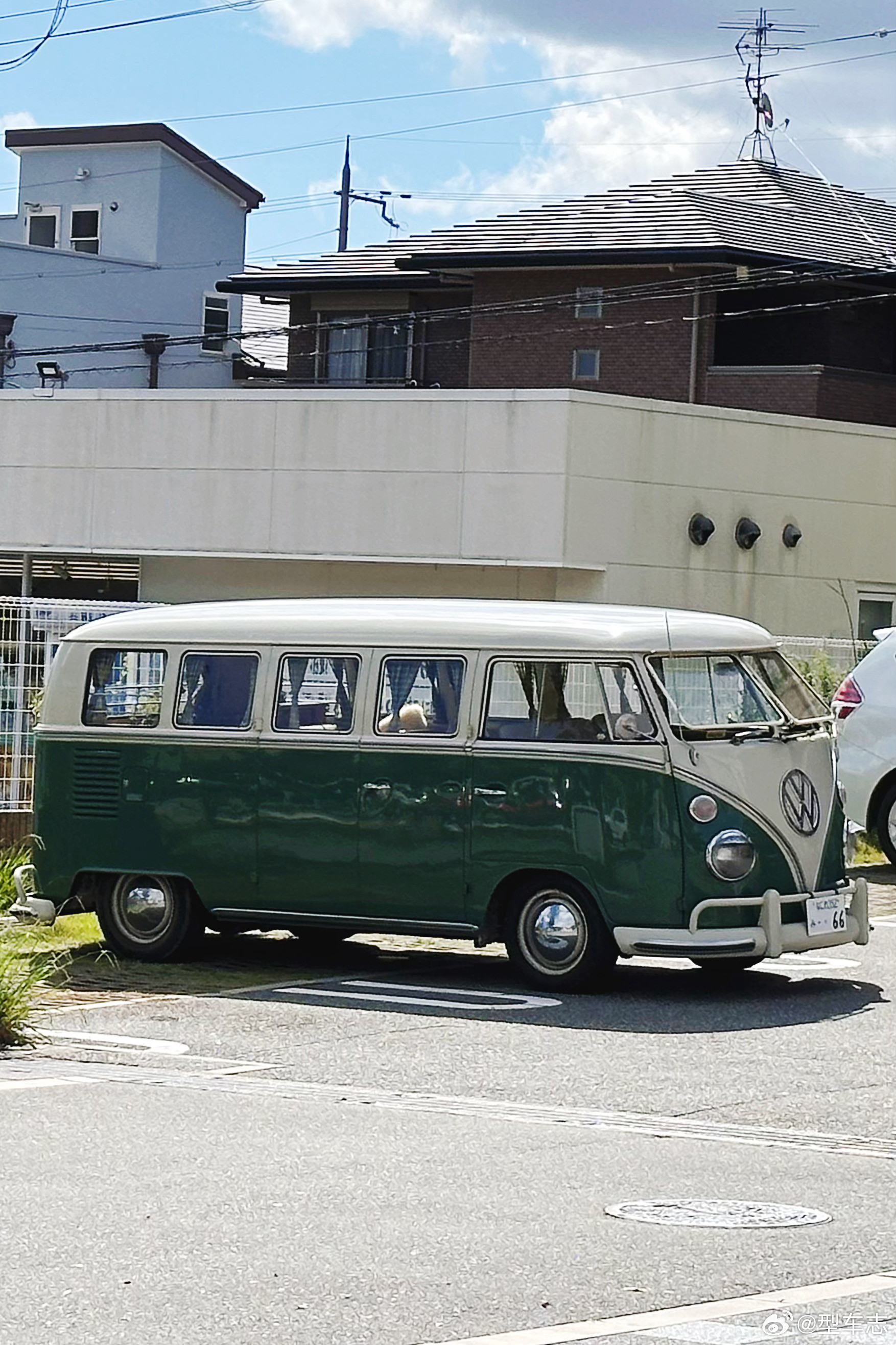型车街拍偶遇大众T1，复古绿配米白的双色车身，劈叉式前挡风一眼回到50年代。它