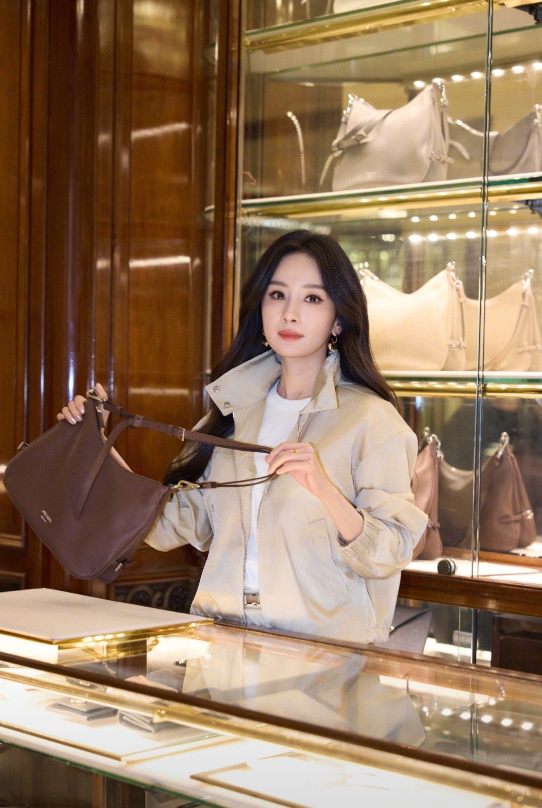 Prada代言人杨幂这一刻代言人的意义具象化了，杨幂不愧是Prada的女神！太