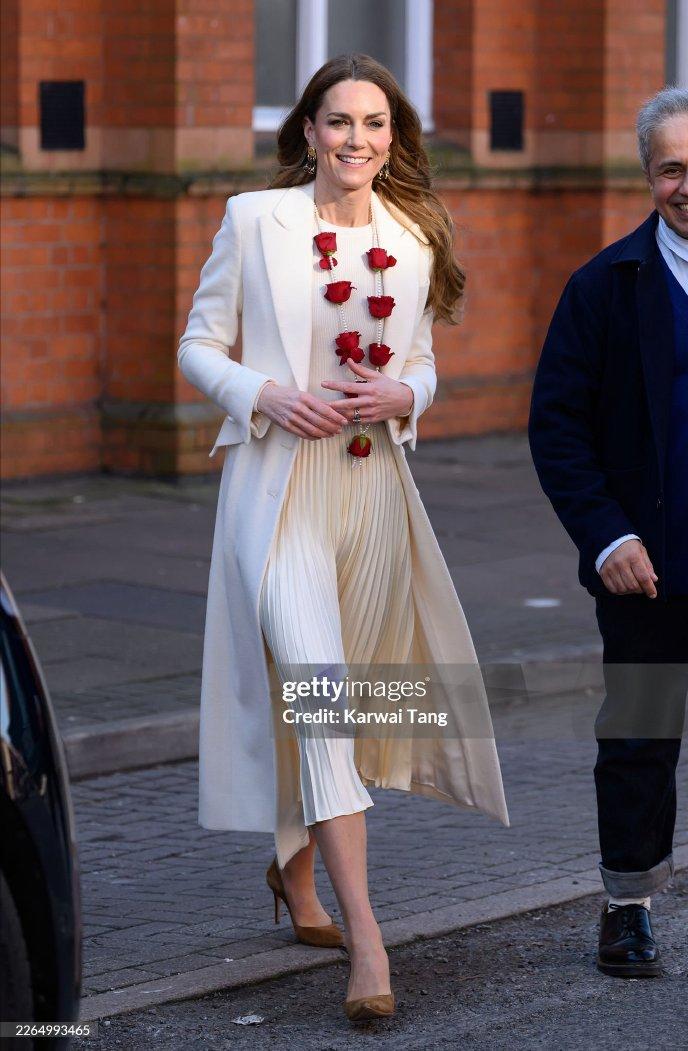 凯特今日可谓美若天仙😘在英国莱斯特的印度社区，她获得玫瑰项链，正好白色