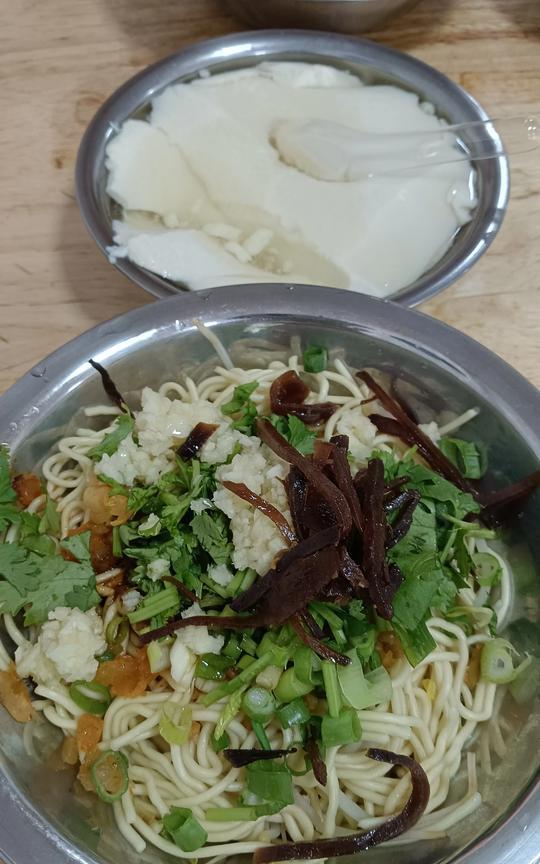 吃早饭的时候，小六突然问我，“妈，我爸一个月给你多少生活费？”我正拉开餐椅，心