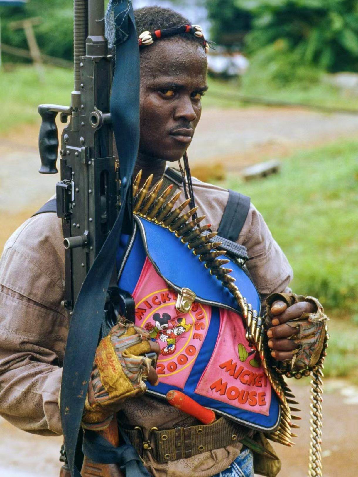 利比里亚全国爱国阵线(NPFL)民兵在与奉总统塞缪尔·多伊之命执勤的利比里亚士兵