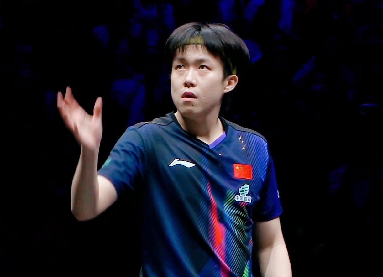 侯英超说：王楚钦发球落点太好了！拧吧，不好拧，搓吧，还有些长，直接上手吧，