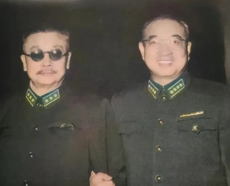 陈赓与李克农的一张合影，手挽手1955年有张建国初陈赓与李克农的珍贵合影，