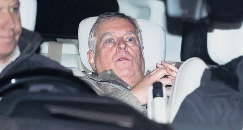 英国警方正在调查前安德鲁王子，因为他泄露了东亚之行的官方文件。结果发现，就在