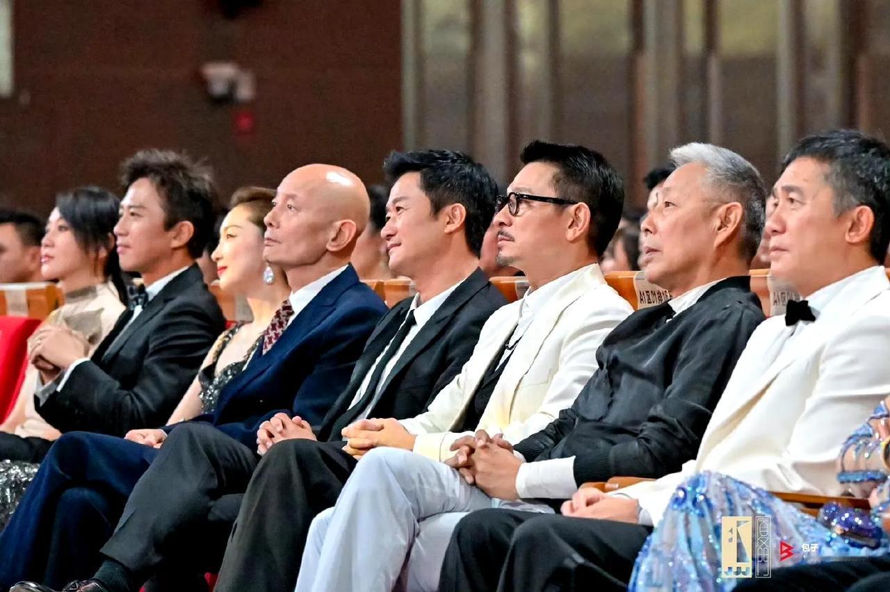 有人质疑周冬雨凭啥可以与葛优、陈道明坐在第一排，但我认为她完全有这个实力！一