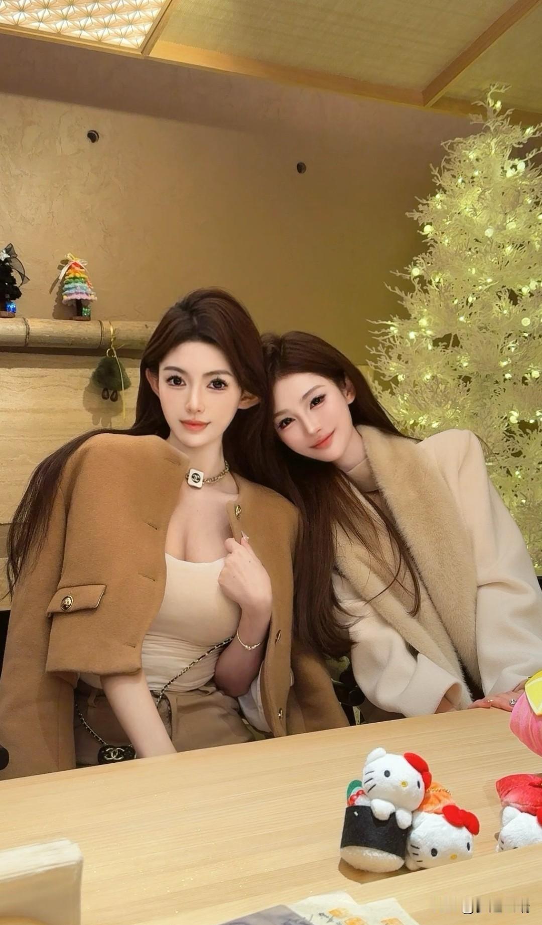 寒冬暖意浓，美人相伴欢。