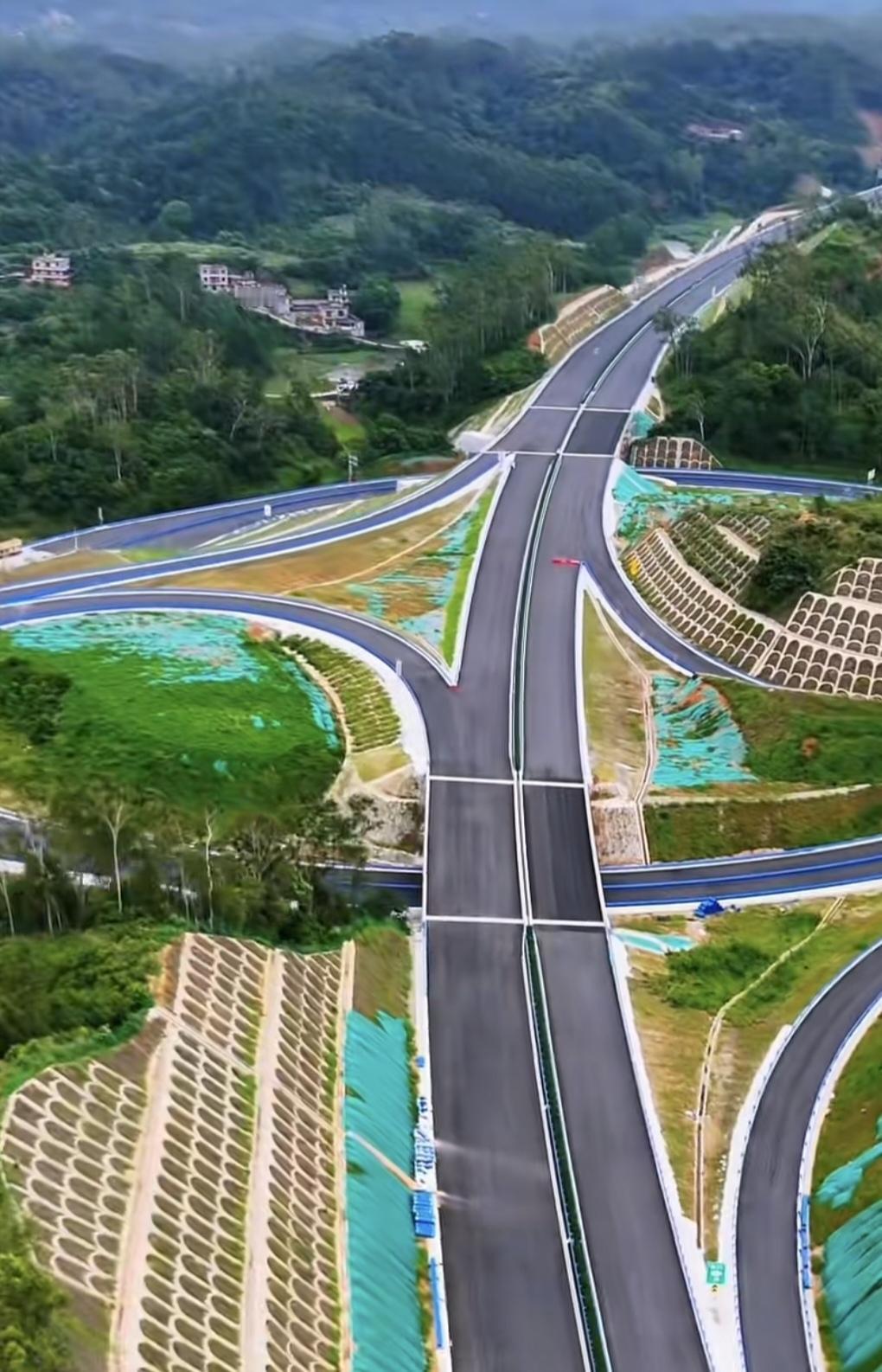 广西目前在建且即将通车的最长高速路段——横钦高速，正在全力冲刺2026年底通车。