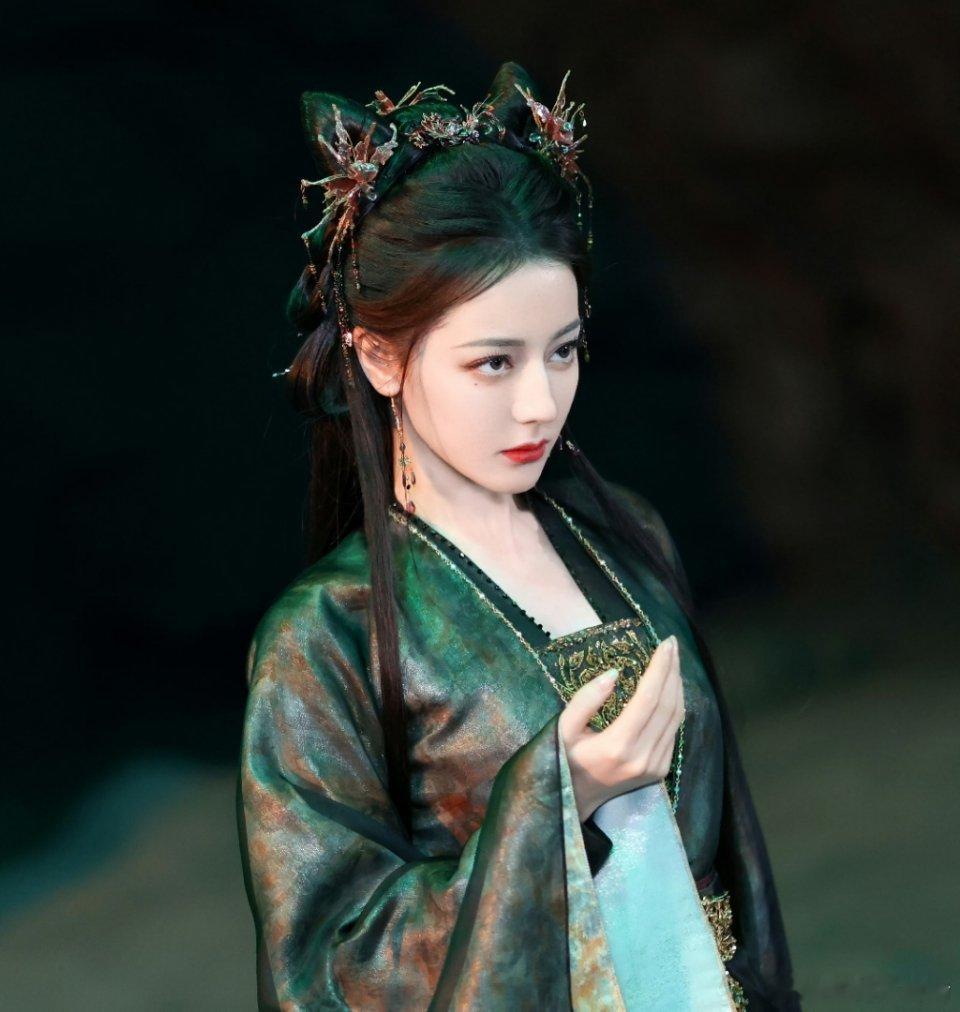 谁说巴不适合古装,这张就绝美,造型也美绝了