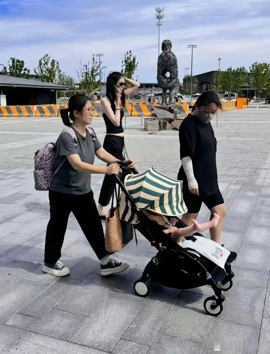 怪不得何穗身材恢复好呢！果然只有有钱人才配生孩子！看到何穗带娃出游，超...