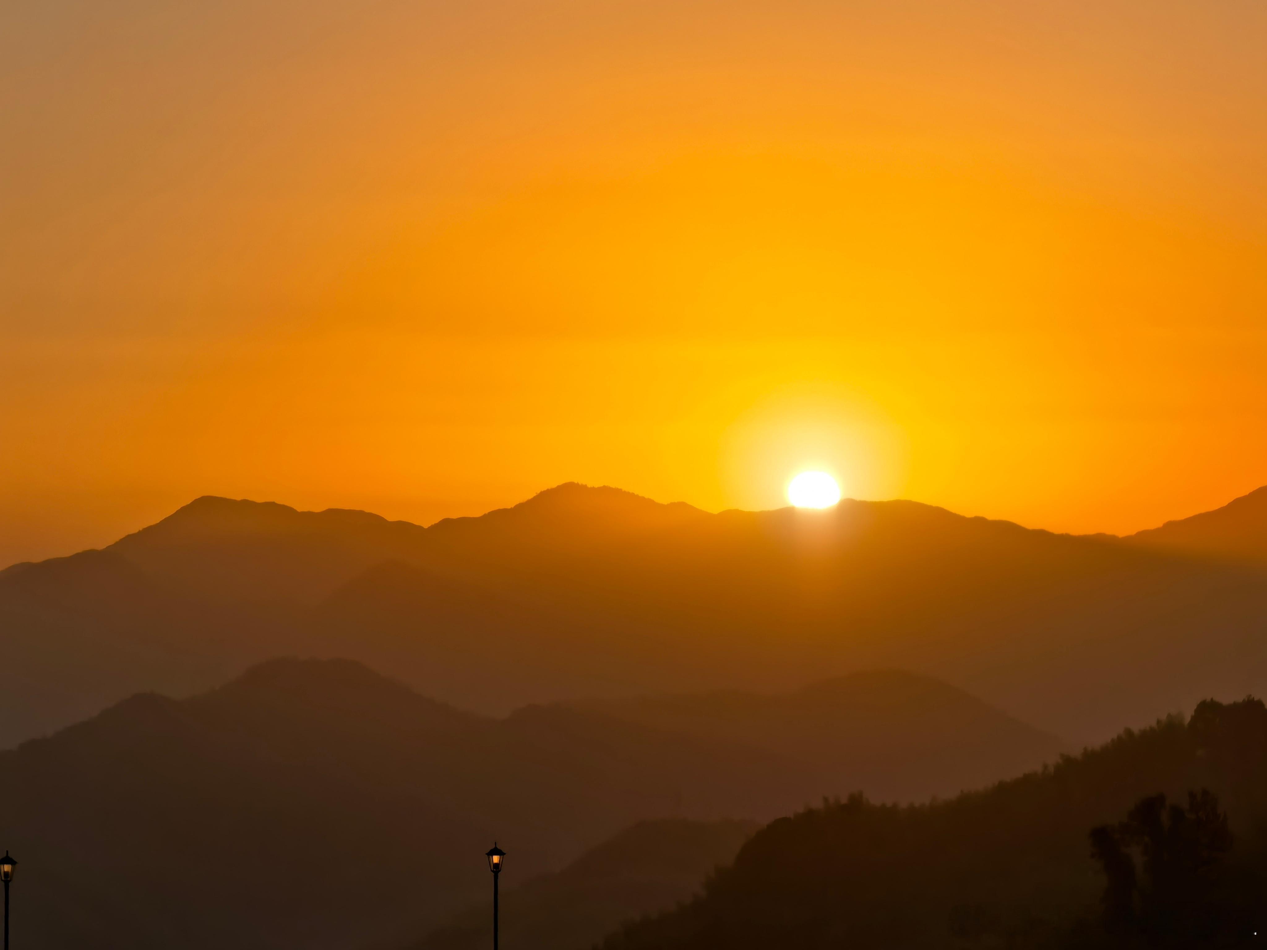 单纯和真诚，就像日出和日落，那束微光，最是绚烂。可惜，我们总是身披盔甲伪装坚强，