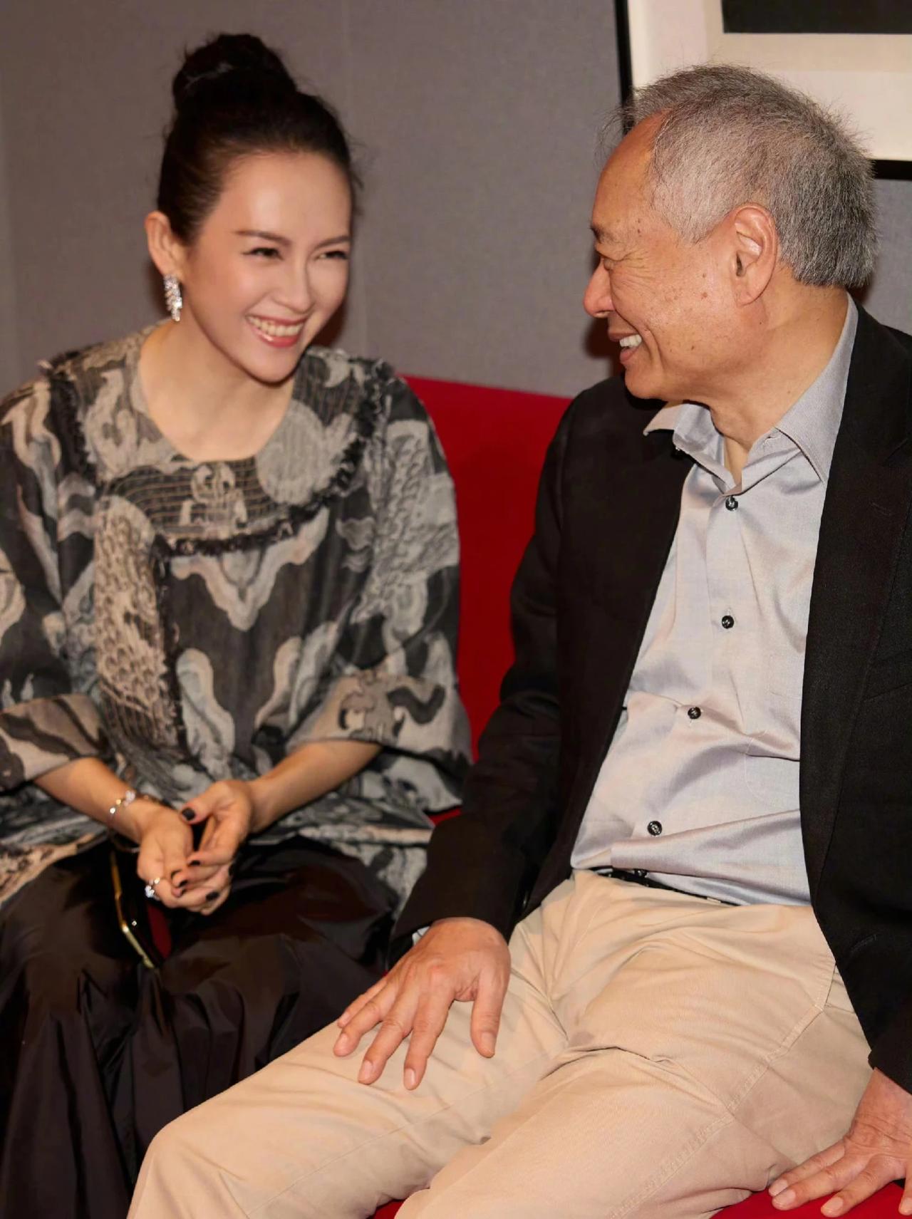 章子怡还是梳大光明发型好看，气质越来越像巩俐了！近日，导演李安和演员章子怡共
