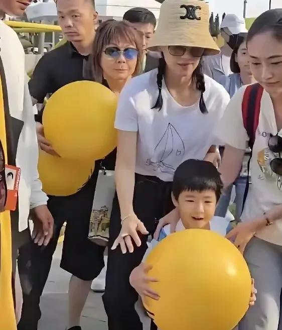 章子怡携4岁爱子出席活动，大方亮相未刻意遮挡儿子面容。小萌娃五官精致，模样格外呆