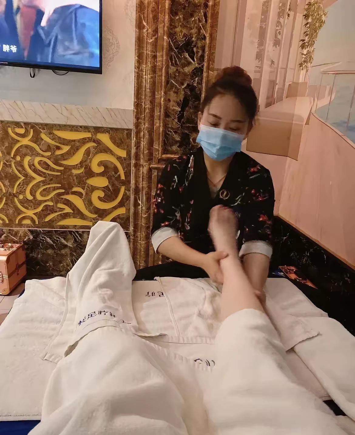 安徽，一男子走进洗脚店之后，点名非要俊俏的女老板娘亲自上阵按脚，老板娘心知肚明他