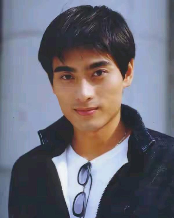 你信不信一颗牙就能毁掉一张脸，如果你不信，看看演员陈龙你就会想信了，看看陈龙闭着