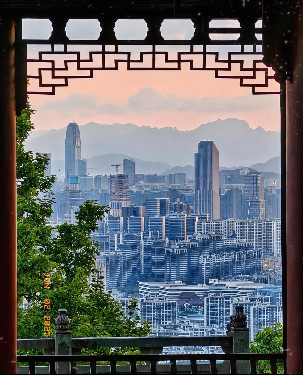 浙江省台州市。海正药业2024年部分高管薪酬。1、肖卫红董事长、总裁，年薪