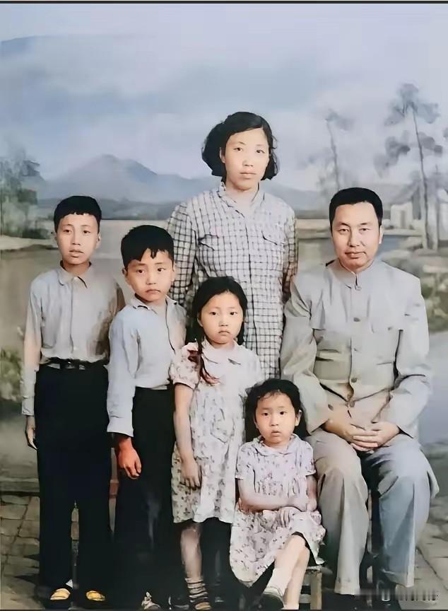 这张全家福看着非常的幸福，非常的温馨，50岁以上的人看到这张照片，都能够回忆起以