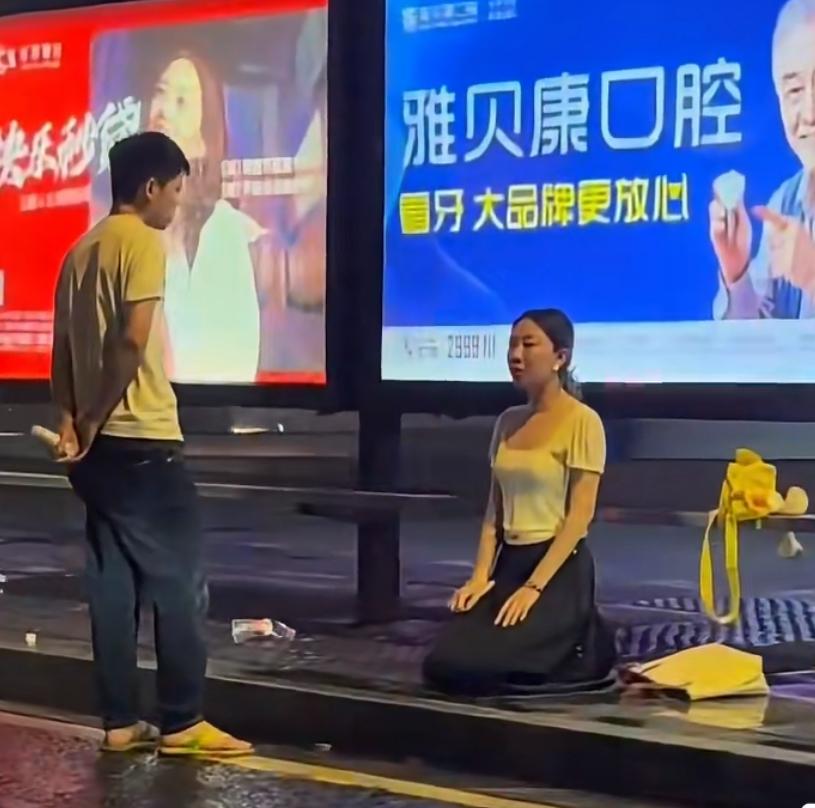 雨夜杭州街头，女子向男子下跪求原谅，倒反天罡了，以往看到的都是男子跪向女子。这是