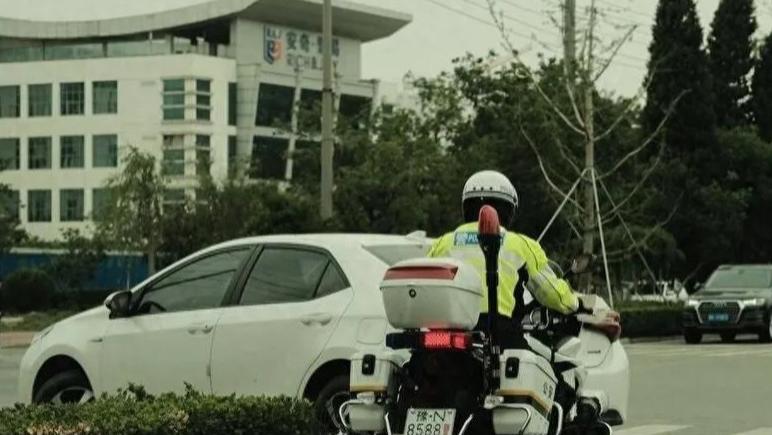 街头出现大批帽子汽车,没车牌却没被罚款