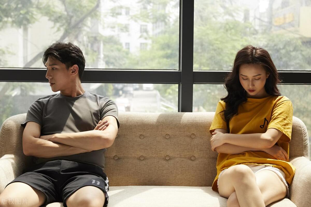 我初中同学和她老公离婚不离家，已经相安无事3年多了。逢年过节，俩人陪彼此演戏，去