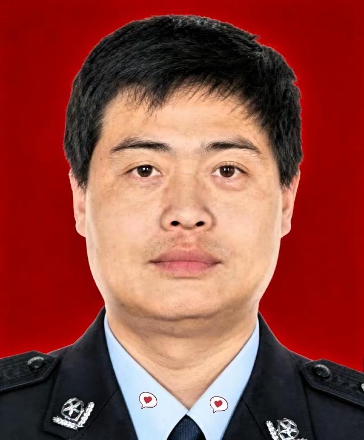 48岁，政委，这在县公安局里可是正儿八经的“大官”了。要是换个圆滑世故的人，这种